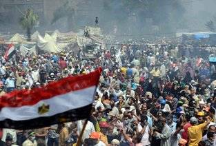 More than 300 killed in security crackdown in Egypt 