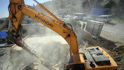 Israeli bulldozers raze 5 makeshift Palestinian homes near Al-Quds