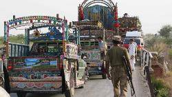 Thousands flee Pakistan