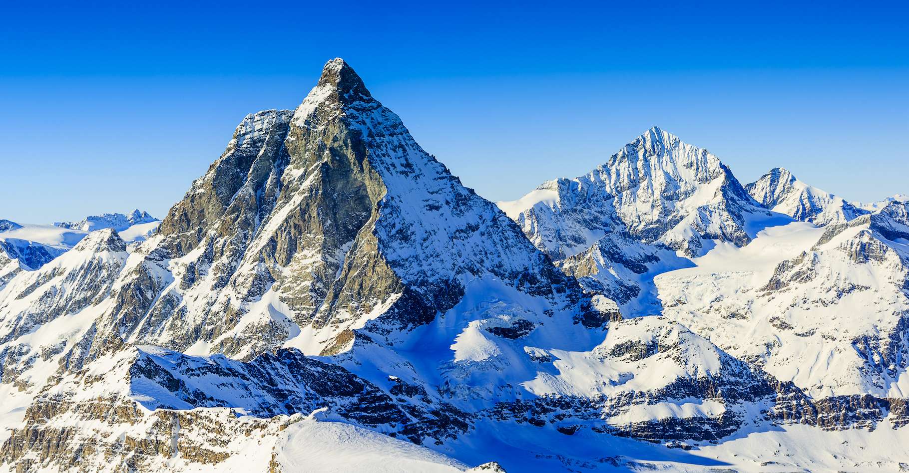 Voyant les montagnes, tu les croirais immobiles